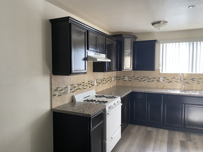 338 E 36th St, Unit Five br 4 bath 4 parking in Los Angeles, CA - Foto de edificio - Building Photo