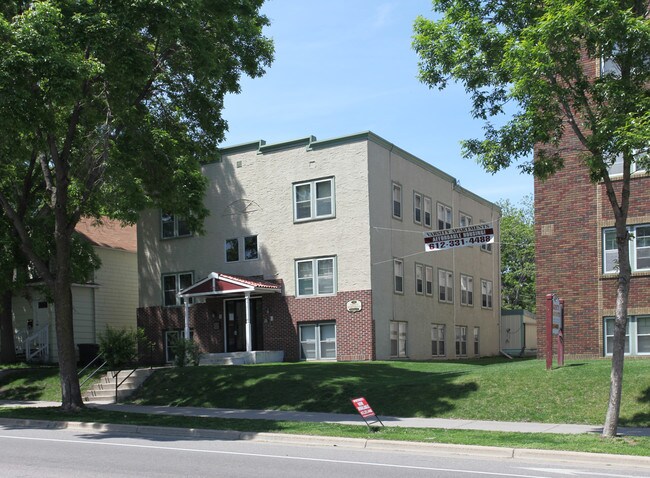 Varsity Apartments in Minneapolis, MN - Foto de edificio - Building Photo