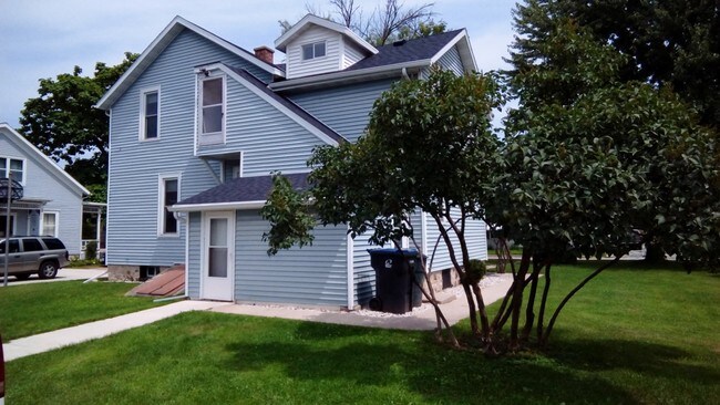 31 Mill St, Unit Lower in Chilton, WI - Building Photo - Building Photo