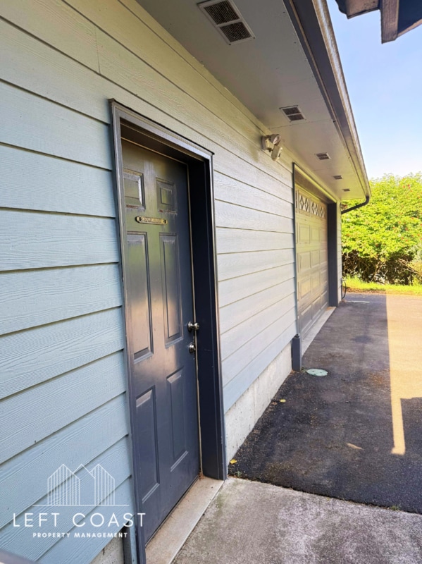 6215 NE Oar Dr in Lincoln City, OR - Building Photo - Building Photo