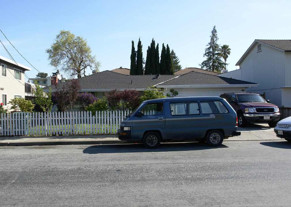 1445 Oxford St in Redwood City, CA - Building Photo