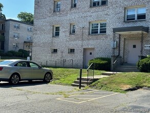 300 Meadowside Rd in Milford, CT - Building Photo - Building Photo