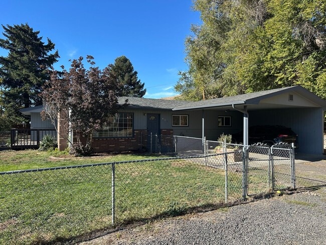 417 NE 43rd St in Pendleton, OR - Building Photo - Building Photo