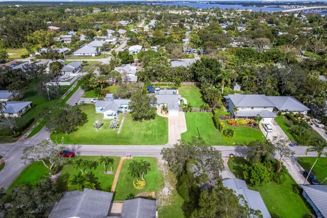 1041 SW 32nd St in Palm City, FL - Foto de edificio - Building Photo