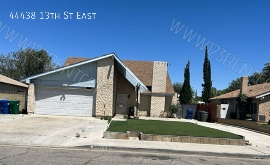 44438 13th St E in Lancaster, CA - Building Photo