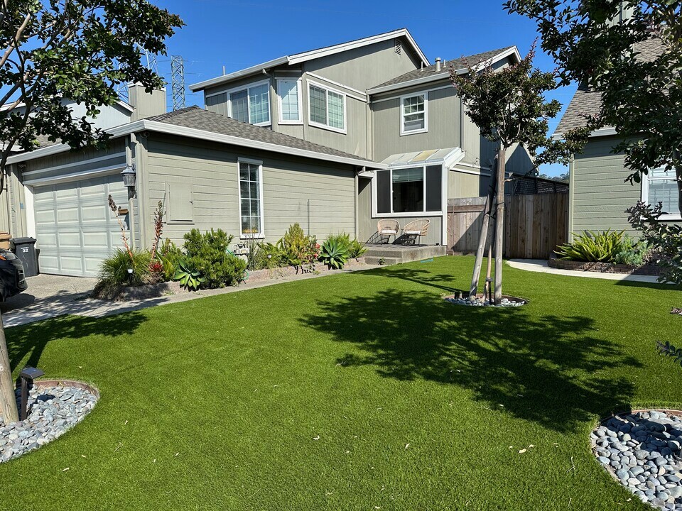 18 Portsmouth Cove in San Rafael, CA - Building Photo