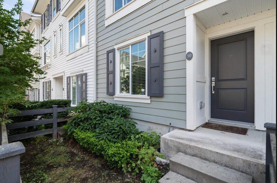 8130 136A St in Surrey, BC - Building Photo
