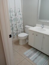 1901 Indian River Blvd, Unit D-202 in Vero Beach, FL - Foto de edificio - Building Photo