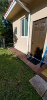 6744 SW 64th Pl in South Miami, FL - Building Photo