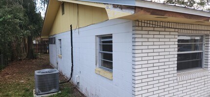 233 Mimosa Dr in Palatka, FL - Building Photo - Building Photo