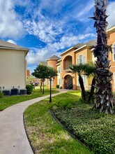 Redwood Apartments in McAllen, TX - Foto de edificio - Building Photo