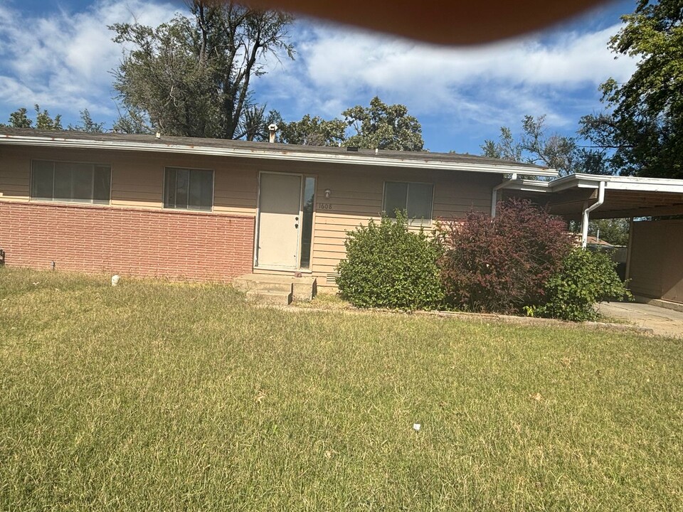 1608 SW 70th Terrace in Topeka, KS - Building Photo