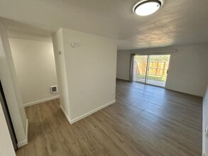 Drexel Redmond Apartments in Redmond, OR - Building Photo - Interior Photo