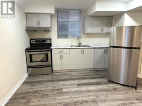 3266 Mintwood Cir in Oakville, ON - Building Photo - Building Photo