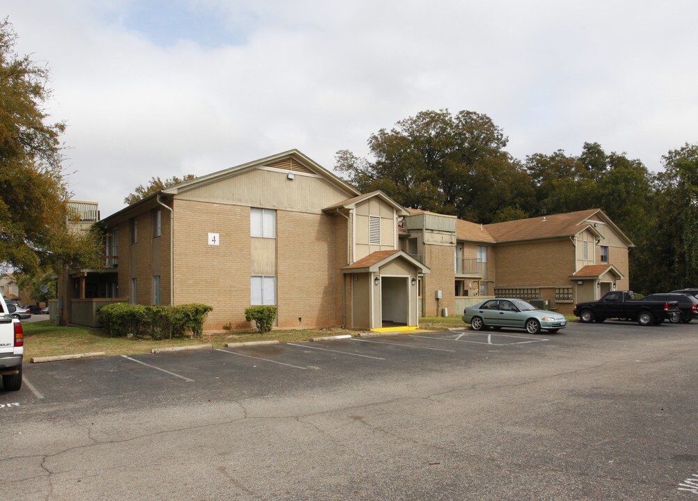 Lakeview in Austin, TX - Building Photo