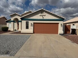 8136 W Laurel Ln in Peoria, AZ - Building Photo