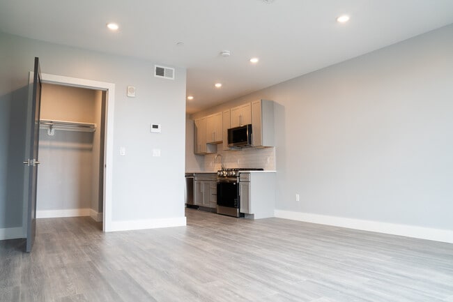 14 Symphony Rd, Unit 1 in Boston, MA - Foto de edificio - Building Photo