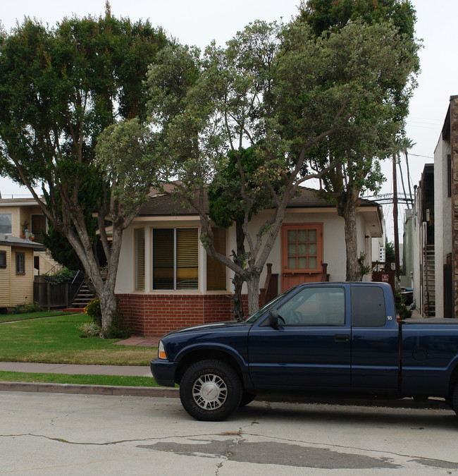 221 7th St in Seal Beach, CA - Foto de edificio - Building Photo