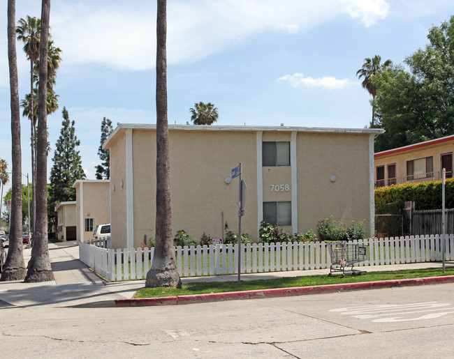 7058 Remmet Ave in Canoga Park, CA - Foto de edificio - Building Photo