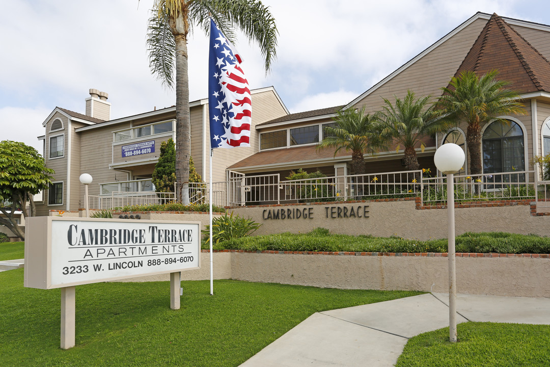 Cambridge Terrace Apartments in Anaheim, CA - Foto de edificio