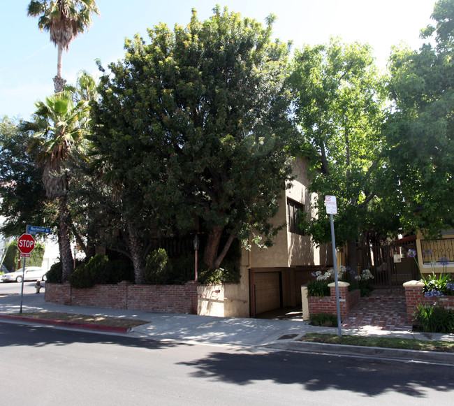 11868 Rochester Ave in Los Angeles, CA - Foto de edificio - Building Photo