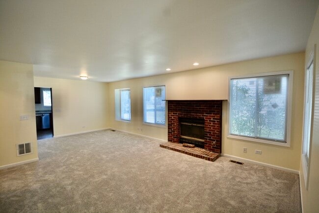 1776 Brookdale Rd in Naperville, IL - Building Photo - Building Photo