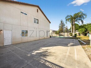 12104 Timberpointe Dr in Bakersfield, CA - Foto de edificio - Building Photo