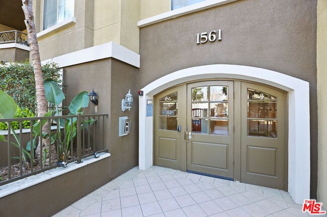 1561 S Barrington Ave in Los Angeles, CA - Building Photo - Building Photo