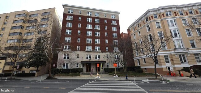 1954 Columbia Rd NW, Unit 104 in Washington, DC - Foto de edificio - Building Photo