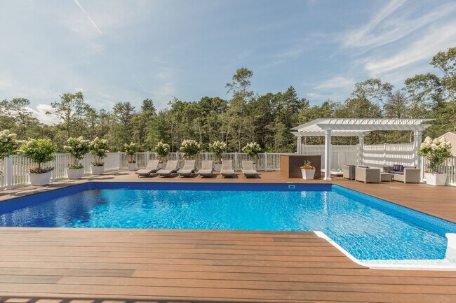 641 Little Bird Rd in East Hampton, NY - Building Photo - Building Photo