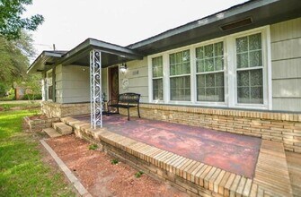 1116 N Meyer St in Sealy, TX - Building Photo - Building Photo