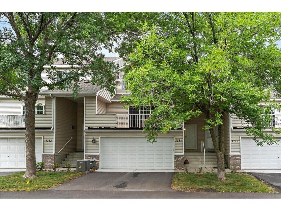 7721 Nicholas Way in Chanhassen, MN - Building Photo