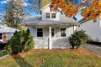 405 E Hodge Ave in Lansing, MI - Building Photo - Building Photo