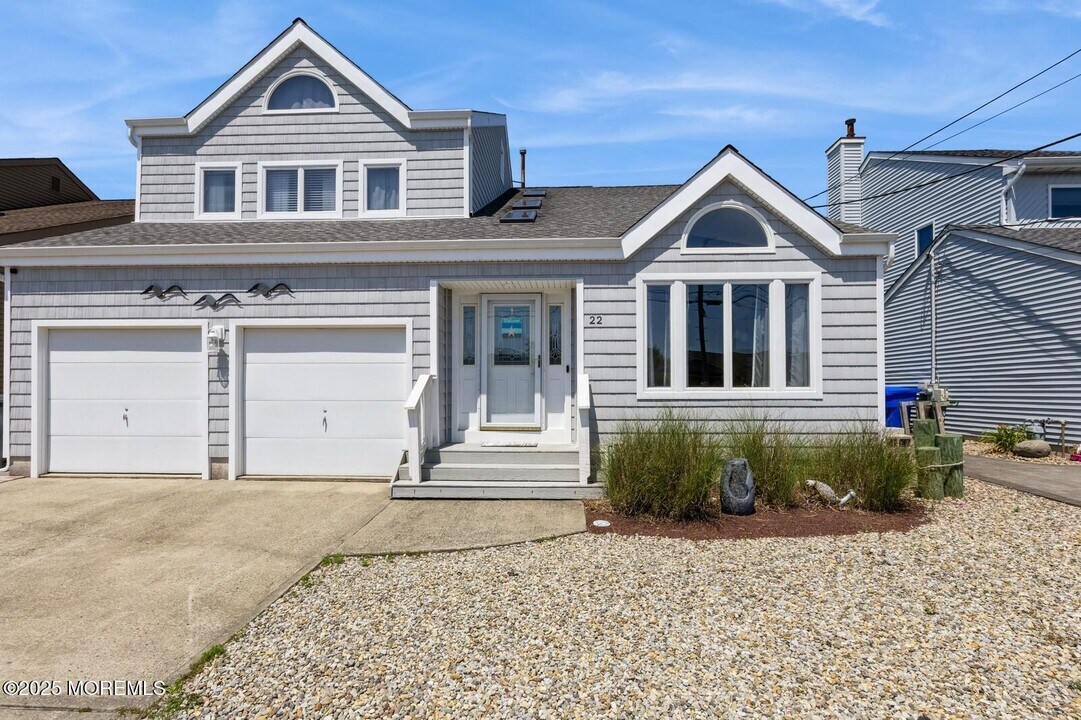 22 Longpoint Dr in Brick, NJ - Foto de edificio