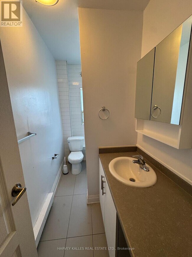 98 Northcliffe Blvd in Toronto, ON - Building Photo - Building Photo