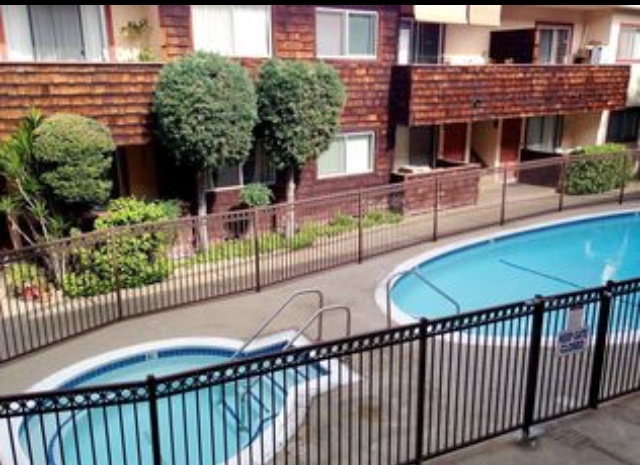 5414 Newcastle Ave in Encino, CA - Building Photo - Building Photo