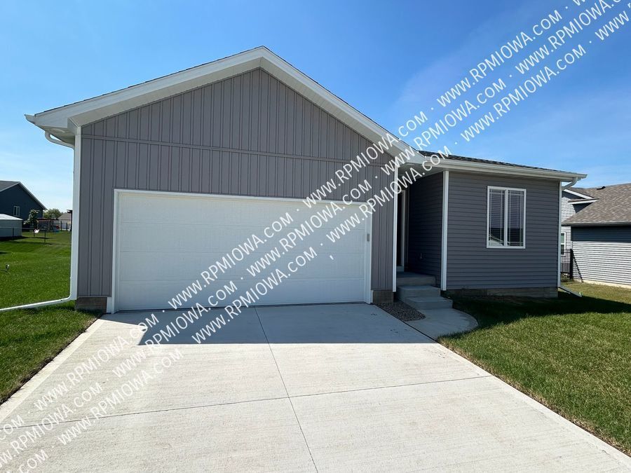 511 Prairie View Dr in Huxley, IA - Foto de edificio