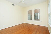 511 W Gray St photo'