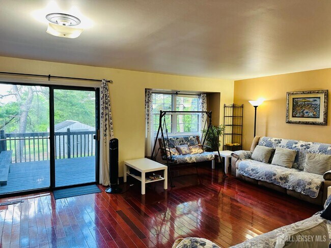 811 Maple Hill Dr in Woodbridge, NJ - Building Photo - Building Photo