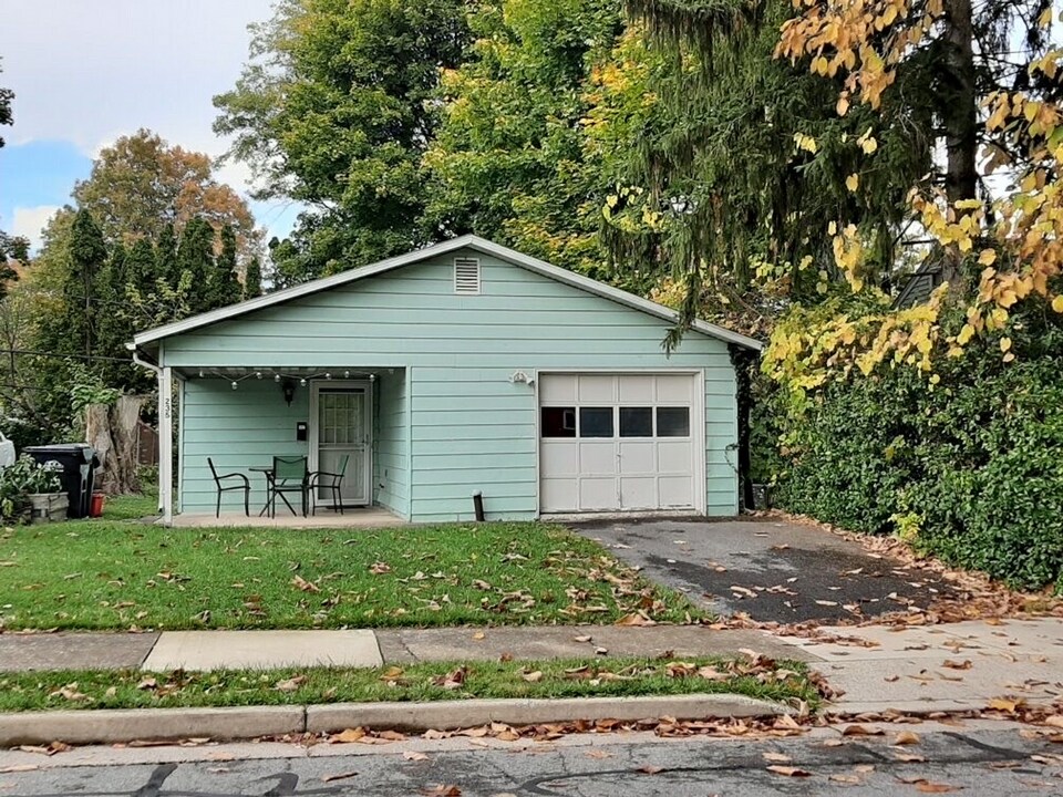235 Crestmont Ave in State College, PA - Foto de edificio