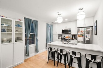 10 Lamson Ct, Unit 2 in Boston, MA - Foto de edificio - Building Photo