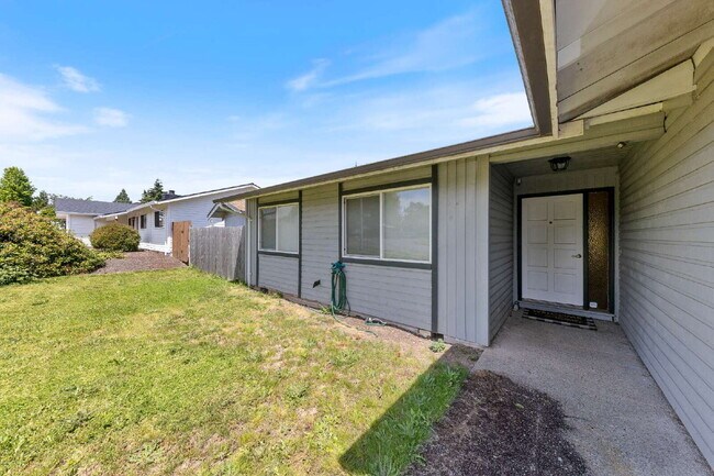 1230 S Pennington Dr in Newberg, OR - Building Photo - Building Photo