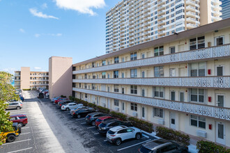 Taromina Apartments in Hallandale Beach, FL - Building Photo - Building Photo