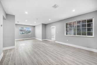 645 NE 149th St in Miami, FL - Foto de edificio - Building Photo