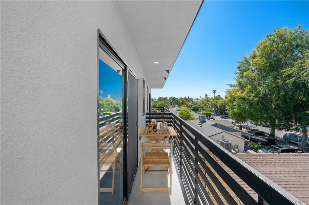 6704 1/2 Kester Ave in Los Angeles, CA - Building Photo