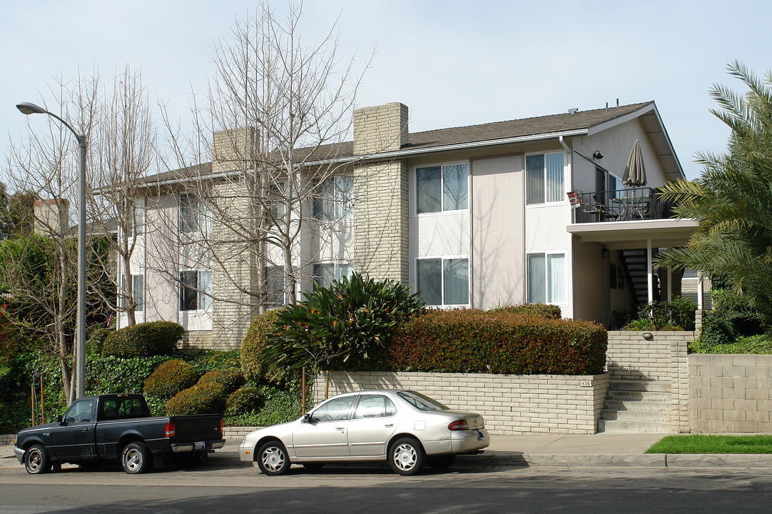 816 Amigos Way in Newport Beach, CA - Building Photo