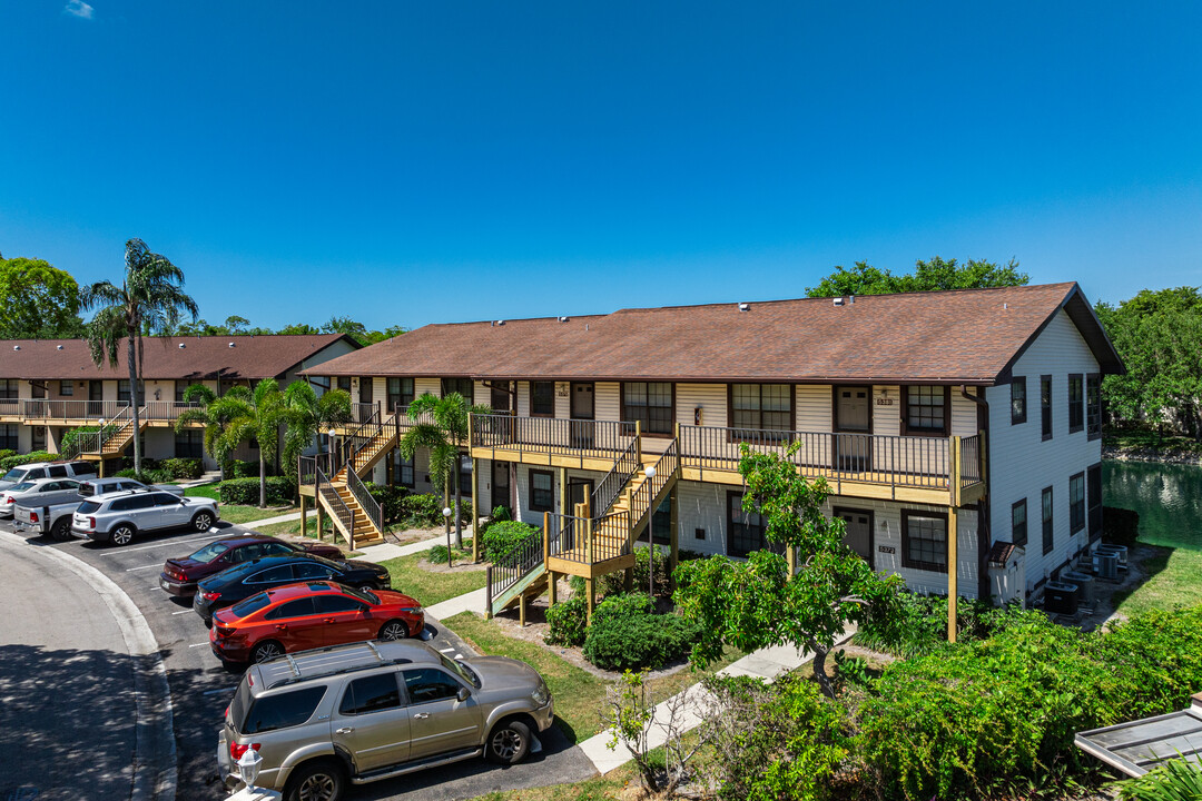 Woodgate Condos in Naples, FL - Foto de edificio