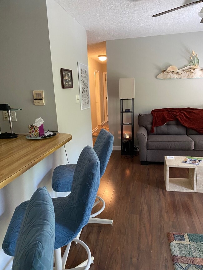 1511 Creekwood Ct, Unit 201 in Raleigh, NC - Foto de edificio - Building Photo