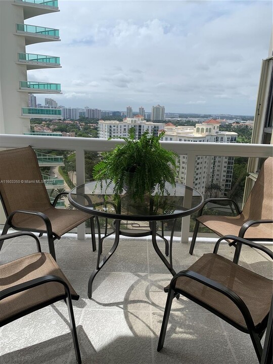 20185 E Country Club Dr, Unit 2102 in Miami, FL - Foto de edificio