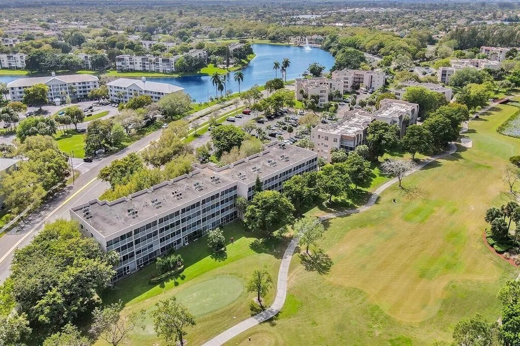 9470 Tangerine Pl, Unit 208 in Davie, FL - Building Photo